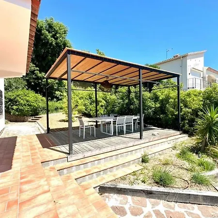 Сasa de vacaciones Family House With Pool And Sea View